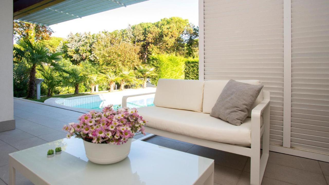 Villa Riva Beachfront Линяно Сабиадоро Екстериор снимка