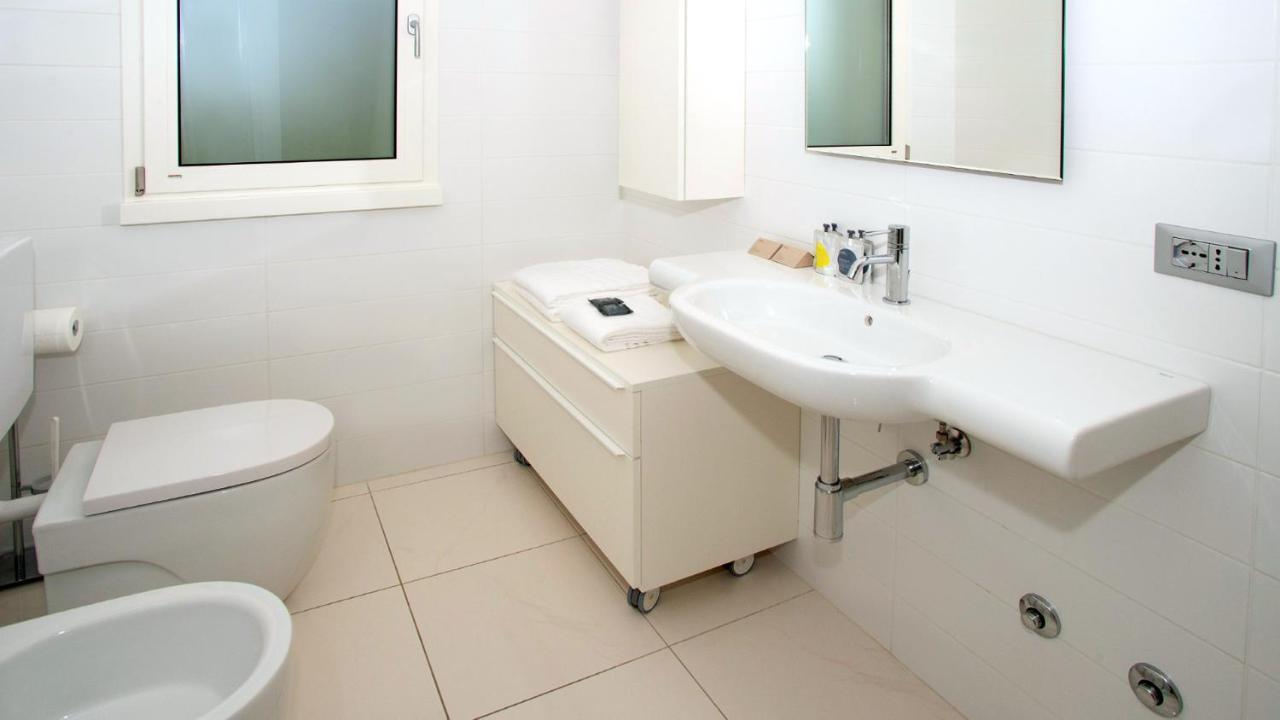 Villa Riva Beachfront Линяно Сабиадоро Екстериор снимка